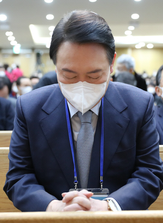 윤석열 국민의힘 대선후보가 2일 오전 서울 강동구 명성교회 신년주일예배에 참석해 기도하고 있다.<연합뉴스>